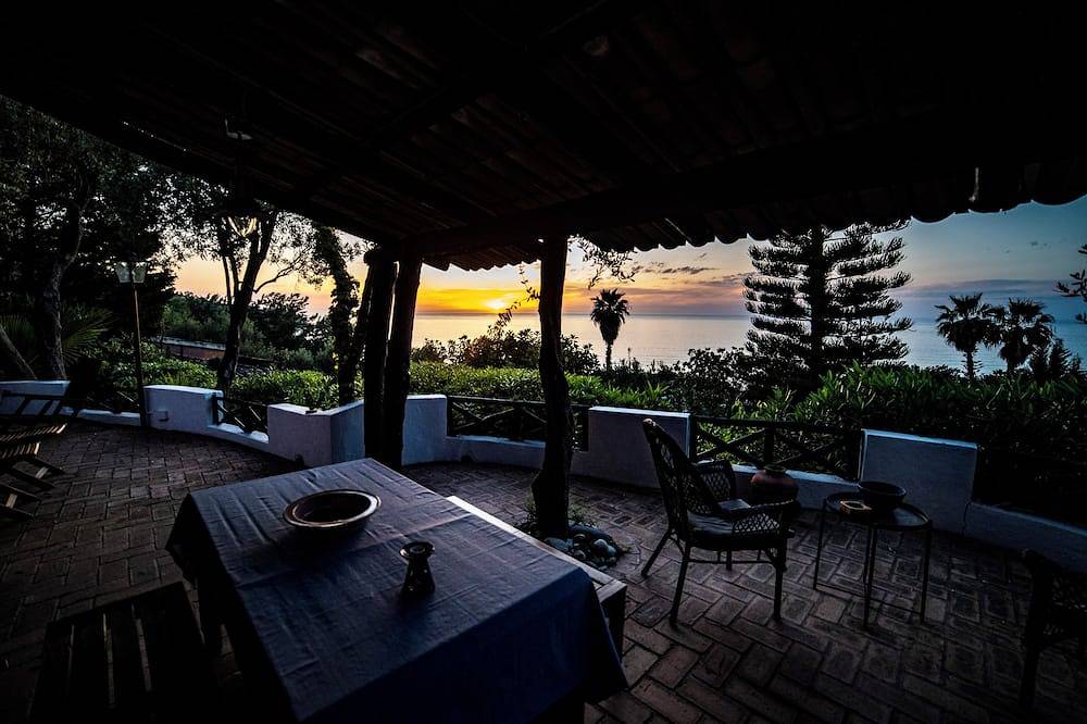 Dream Vacation in Calabria: Villa with Patio 200 Meters from the Sea Free Parking in Parghelia, Vibo Valentia Provinz