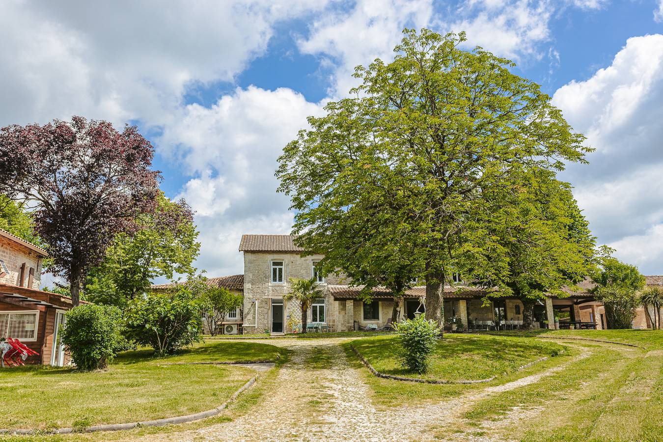Chambre d'hôtes 'Emeraude' avec piscine partagée, Wi-Fi et climatisation in Genouillé, Région de Rochefort