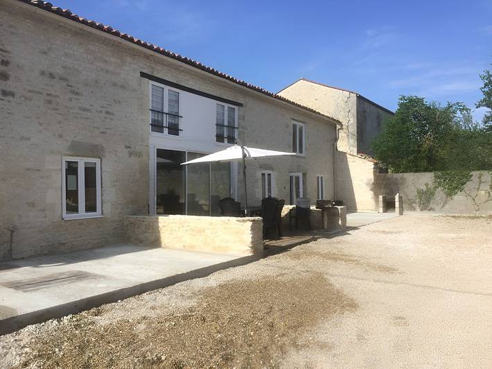 Gîte pour 8 personnes, avec terrasse ainsi que jardin et piscine
