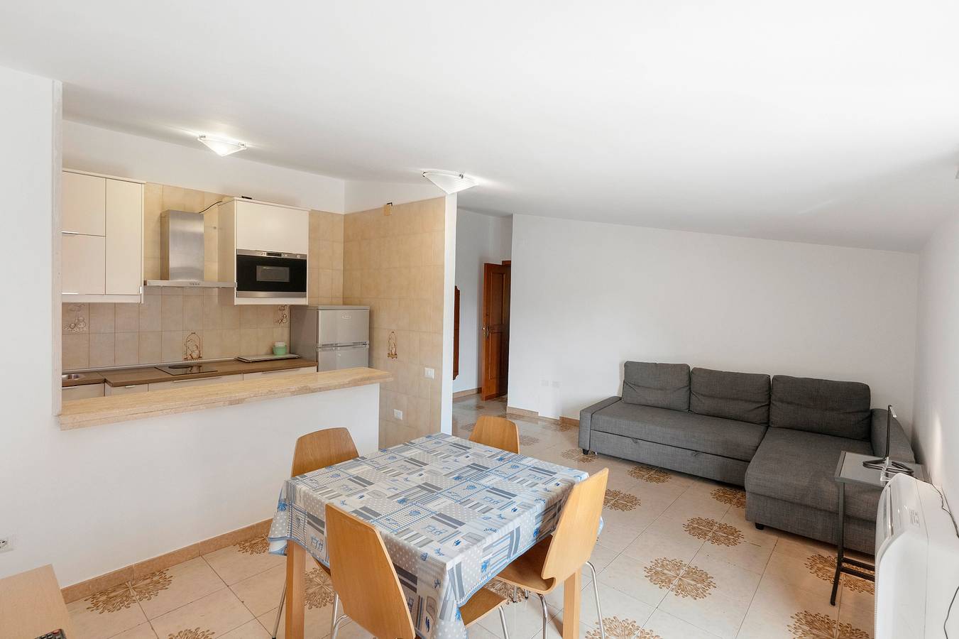 Apartamento entero, Apartamento 'Ce Tour - Casa Cetara Centro 1' con Terraza Privada, Wi-Fi y Aire Acondicionado in Cetara, Costa Amalfitana