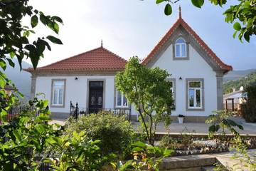 Gîte pour 2 personnes, avec jardin ainsi que vue et piscine dans Mesão Frio