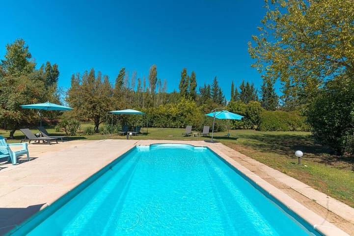 Gîte pour 4 personnes, avec piscine et jardin à Roussillon