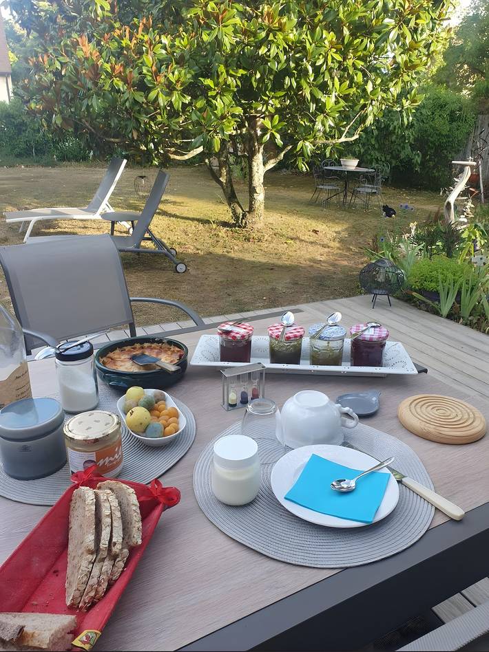 Chambre d’hôtes « Chez Flo Givry - Côté Jardin » avec terrasse, jardin partagés et Wi-Fi in Givry, Région de Chalon-sur-Saône