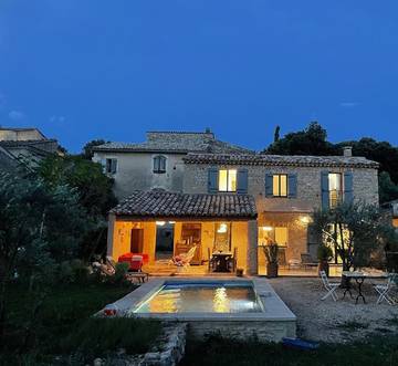 Gîte pour 4 personnes, avec jacuzzi ainsi que piscine et jardin à Simiane-la-Rotonde
