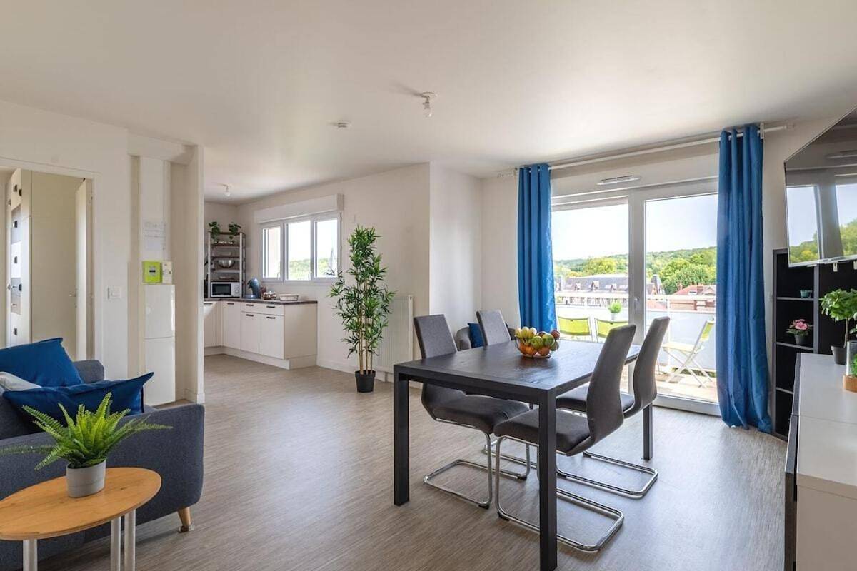 Appartement entier, Deluxe One-Bedroom Apartment with City View in Louviers, Région de Les Andelys