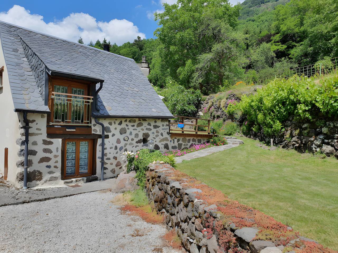 Charming Small Cottage for 2/3 Guests – La Chèvrerie in Saint-Vincent-de-Salers, Volcans d'Auvergne Regional Nature Park