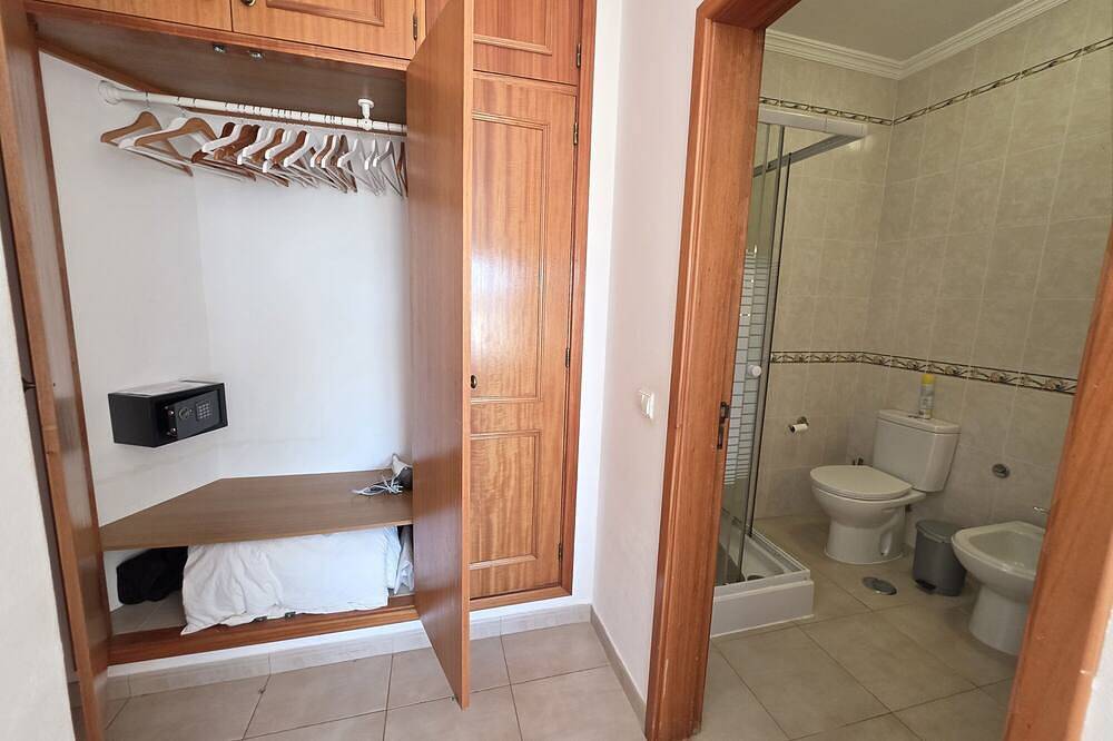 Entire apartment, Cristaluz in central location, 5 mins walk to shops, restaurants and the beach ! in Praia da Luz, Faro District
