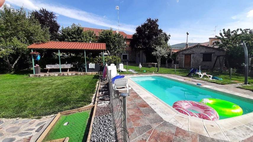 Casa de vacaciones para 16 personas, con jardín además de jacuzzi y terraza, Se admiten mascotas - 1
