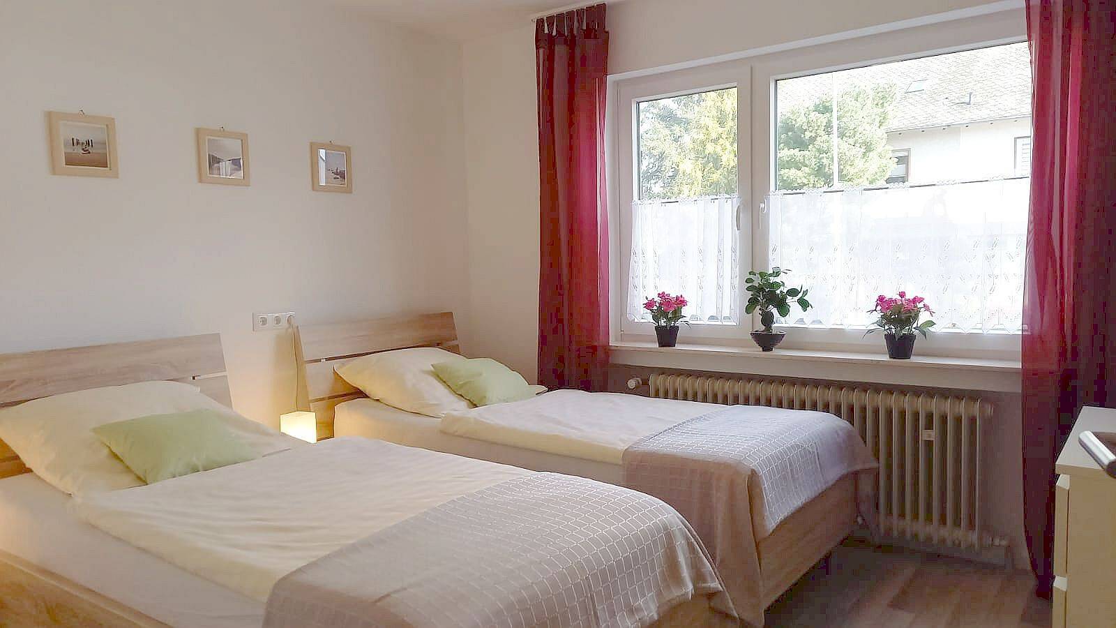 Ganze Wohnung, Ferienwohnung 'Haus Abendsonne Hochparterre Klein' mit Gemeinschaftsterrasse, Balkon und Wlan in Wallersheim, Koblenz