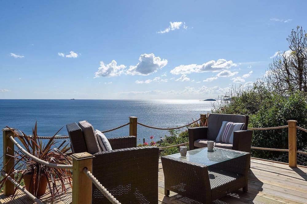 Great retreat for two with superb sea views. in Downderry, Cornwall