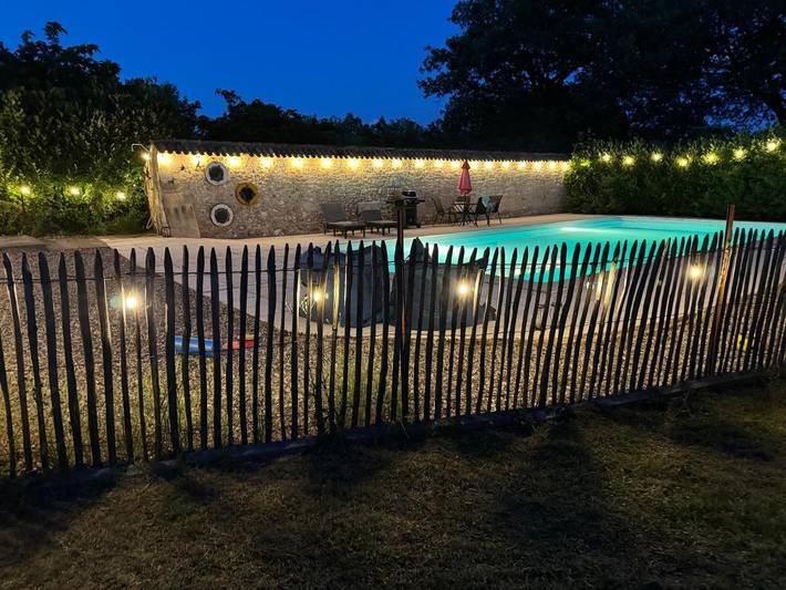 Location de vacances pour 8 personnes, avec piscine ainsi que vue et jardin à Laussou