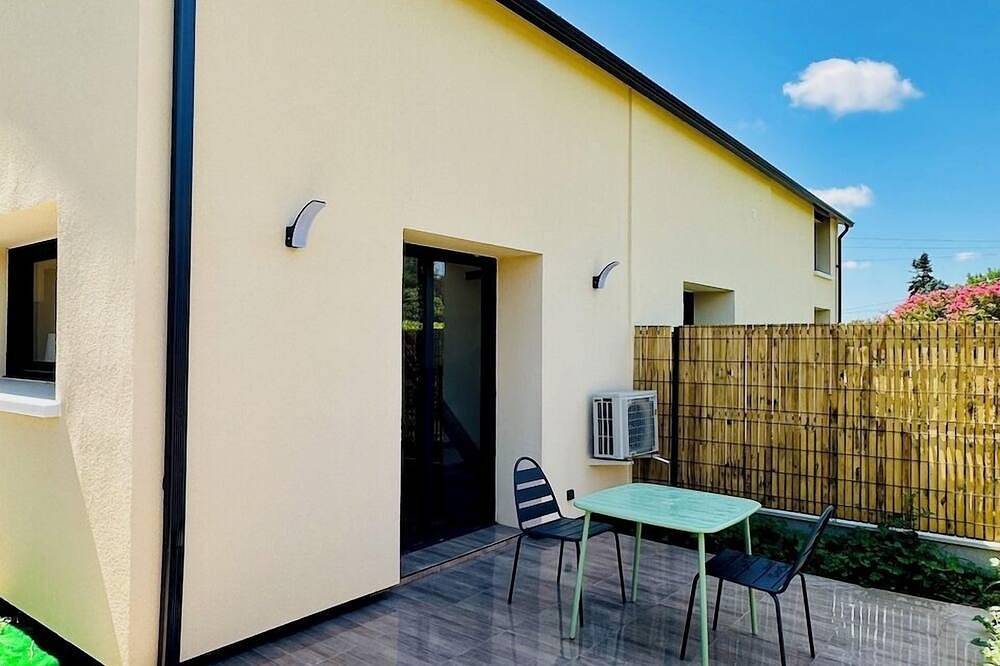 Entire apartment, Le Petit *** - 1 room, all new & all inclusive in Montauban, Tarn-et-Garonne