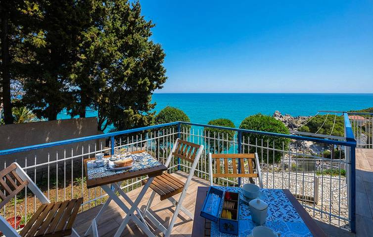 Appartamento intero, Incantevole appartamento con vista mare, giardino e terrazza - a 2,5 km dalla spiaggia in Costa Ionica Calabria