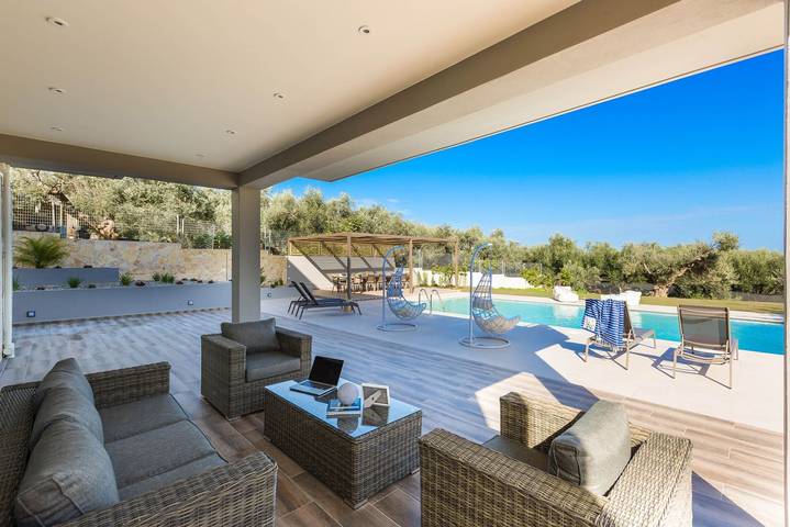 Location de vacances pour 14 personnes, avec jardin et vue sur l’océan ainsi que balcon et piscine à La Canée - 3