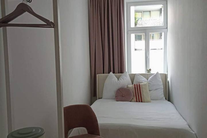 Ganze Wohnung, 9 Schlafzimmer · 2 Küchen · Garten · Gruppenapartment an der Flughafen-S-Bahn in Wien, Donau Niederösterreich