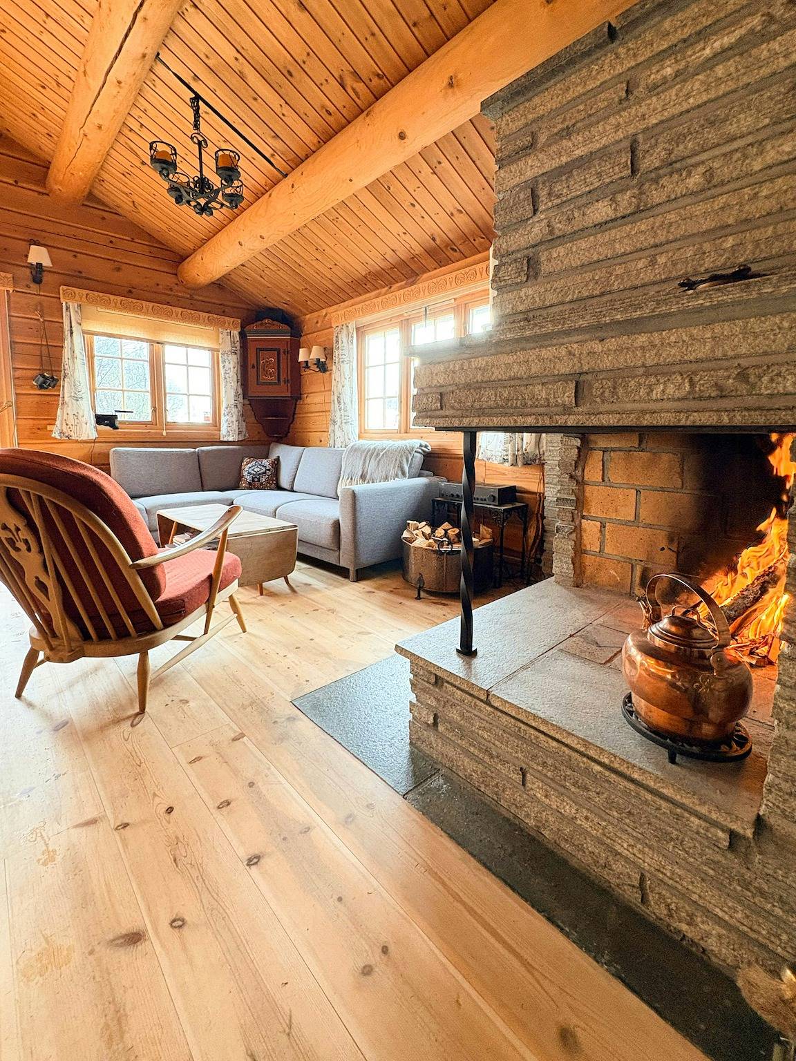 Blockhütte mit Blick auf das Hochland in der Nähe von Røros in Røros