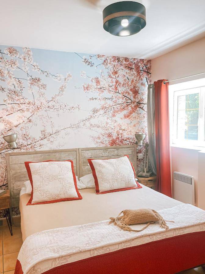 Hôtel pour 2 personnes, avec Terrasse et Jardin ainsi que Piscine et Vue dans Largentière