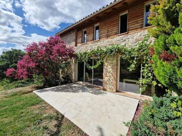 Gîte pour 6 personnes, avec terrasse ainsi que vue et jardin à Unzent