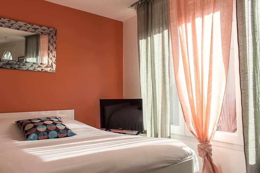 Appartement entier, Studio-Prestige-Sdb privée-Terrasse in Saint-Quentin, Aisne