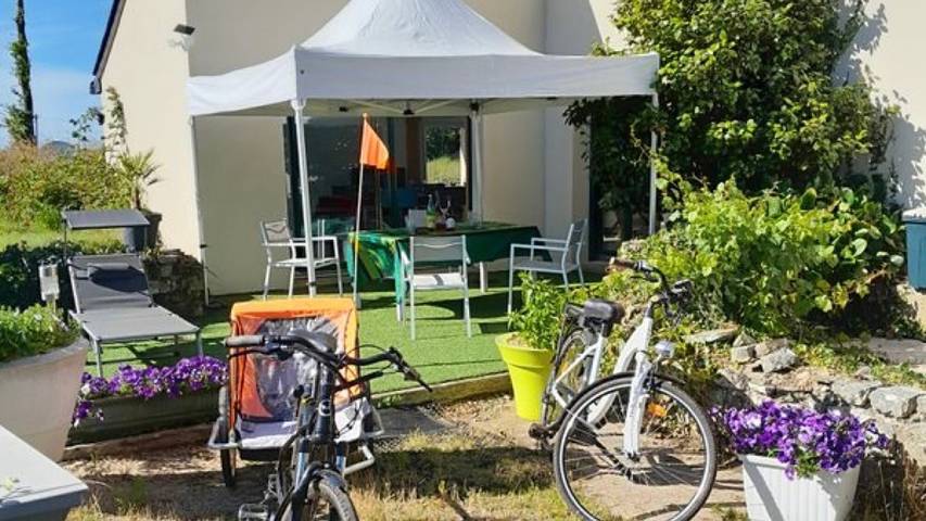 Maison 'Gite Paradis Des Oiseaux Du Jardin' avec piscine privée, terrasse privée et jardin privé in Quédillac, Région de Rennes