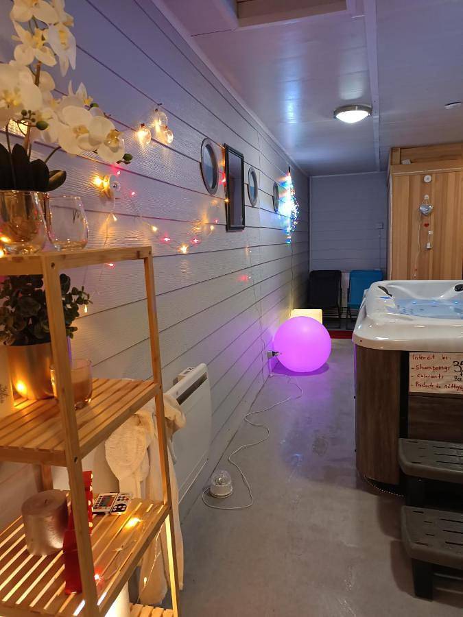 Appartement entier, Appartement calme, emplacement stratégique, proche de toutes commodités, de l'autoroute, valenciennes, lille, Belgique, wifi, Netflix, parking Gratuits, lave linge, sèche linge in Raismes, Région de Valenciennes