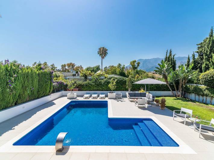 ✰ Modern Villa With Pool & BBQ Next To Playa Padre in Las Chapas, Marbella