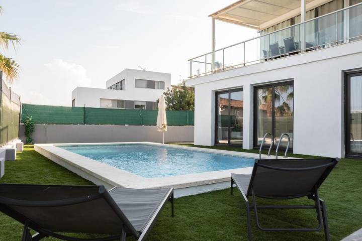 Casa de vacaciones para 8 personas, con jardín además de piscina y vistas en Chiva