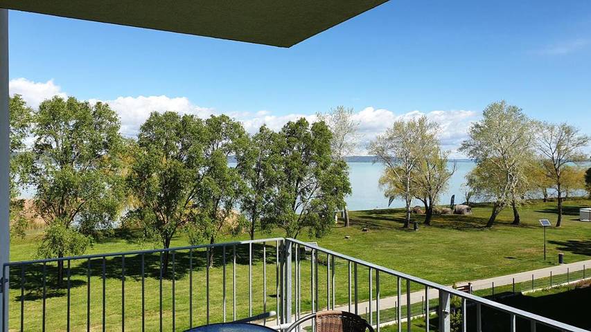 Ferienwohnung für 8 Personen, mit Ausblick und Garten sowie Seeblick in Balatonlelle