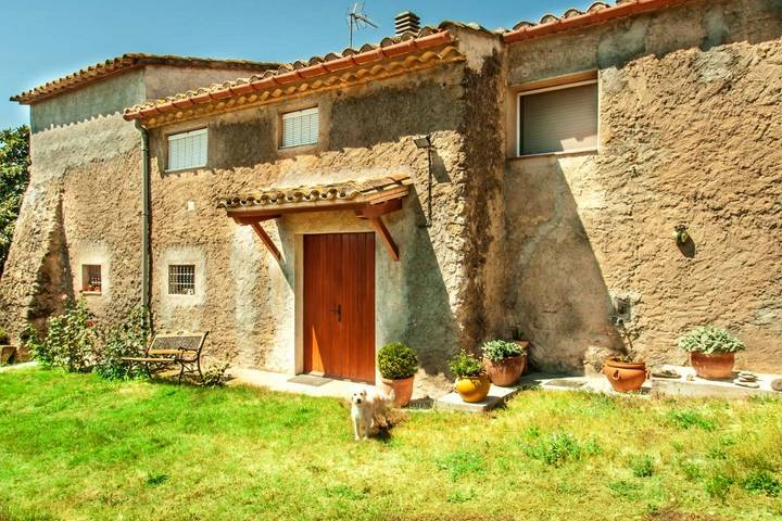 Maison de campagne pour 8 personnes, avec vue ainsi que piscine et jardin dans Llampaies
