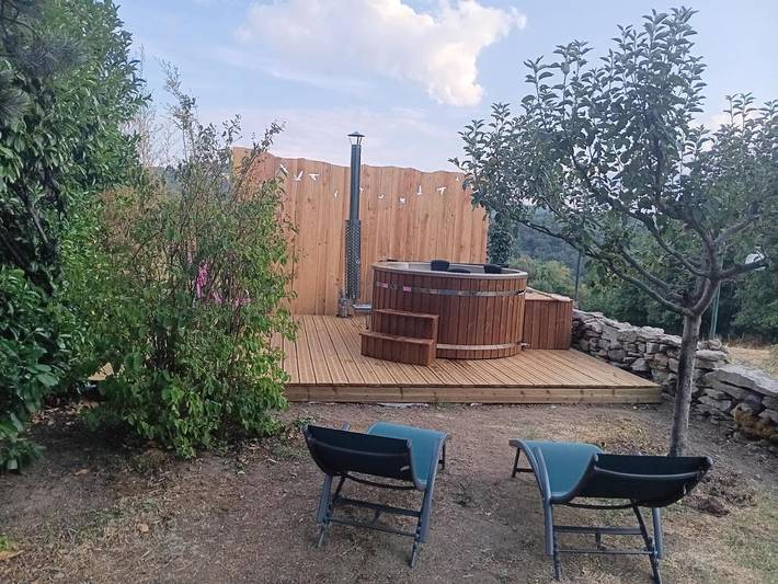 Chambre d’hôte pour 3 personnes, avec Jacuzzi et Terrasse ainsi que Jardin et Vue