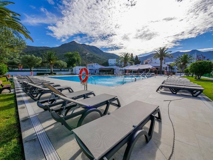 Gîte pour 4 personnes, avec piscine et jardin, adapté aux familles à Roses