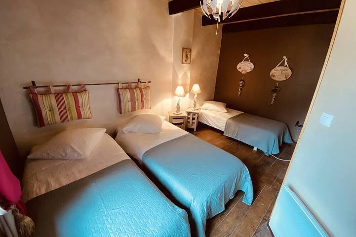 Location de vacances pour 5 personnes, avec jacuzzi et sauna ainsi que terrasse et piscine à Nozières - 3