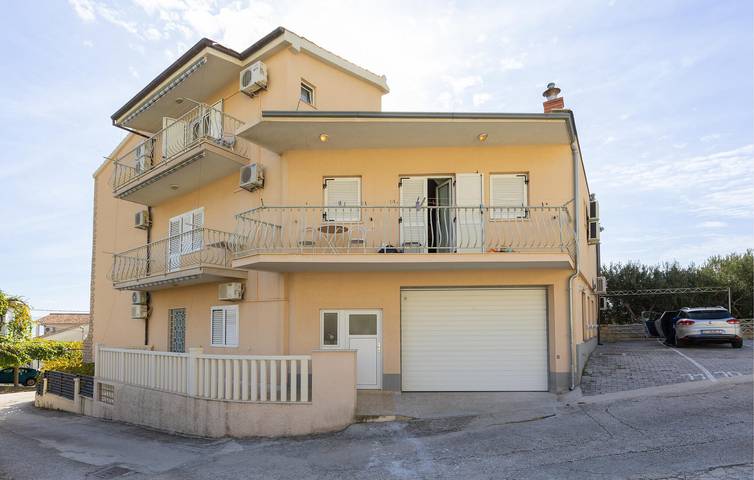 Ferienwohnung für 4 Personen, mit Garten und Pool sowie Seeblick und Terrasse - 1