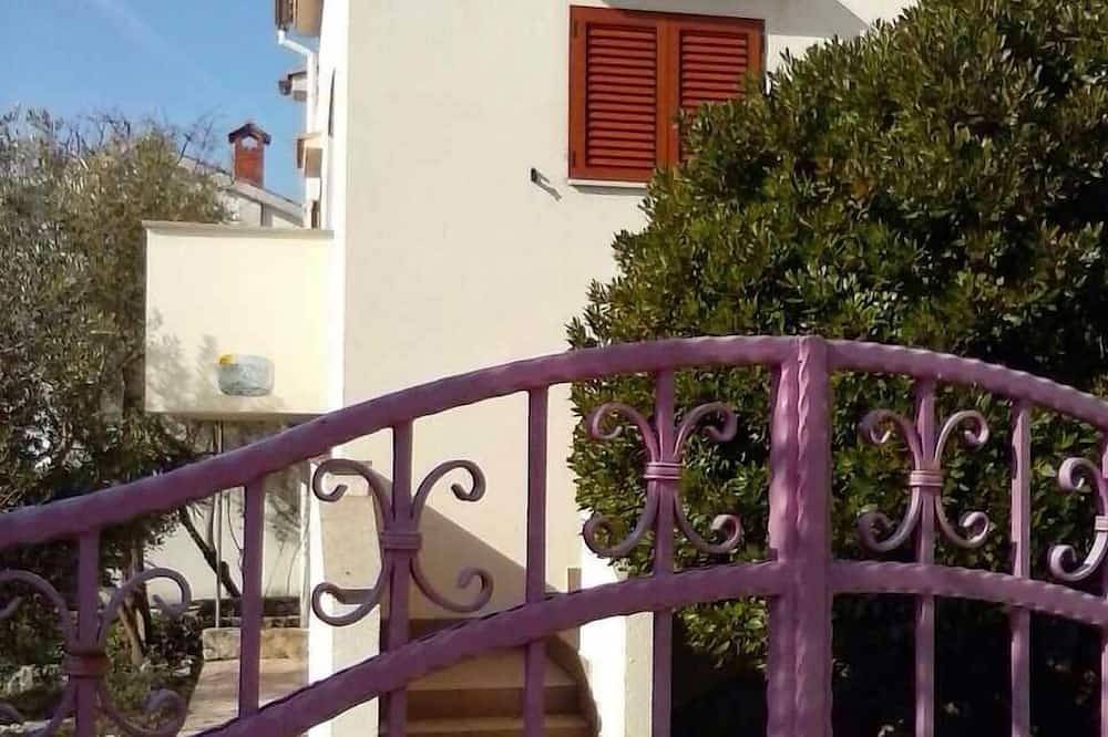 Ganze Wohnung, 1-Zimmer-Ferienwohnung mit Terrasse Cres in Cres Stadt, Cres