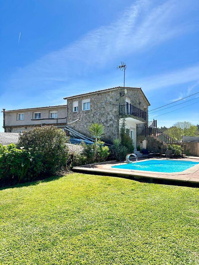 Casa de vacaciones para 8 personas, con Balcón y Terraza además de Piscina y Vistas en Meis