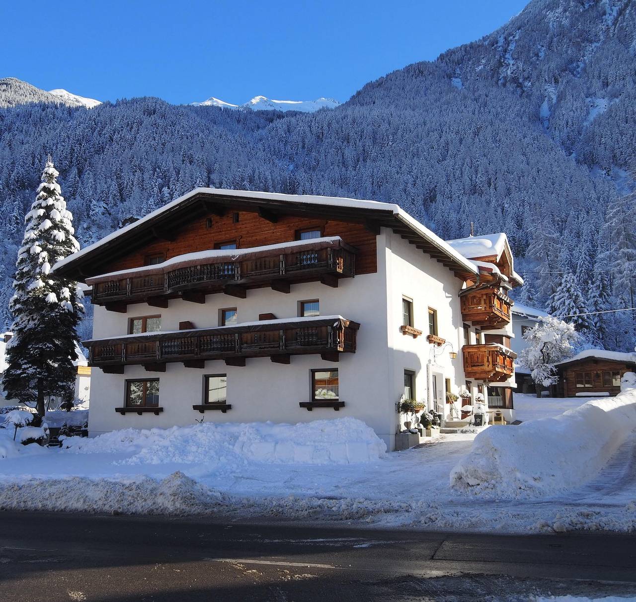 Entire holiday apartment, Budget Doppelzimmer in Stubai Alps, Oetz