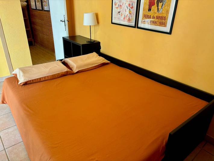 Holiday Home 'Mazet' with Private Terrace, Private Garden and Wi-Fi in Nîmes, Nimes region