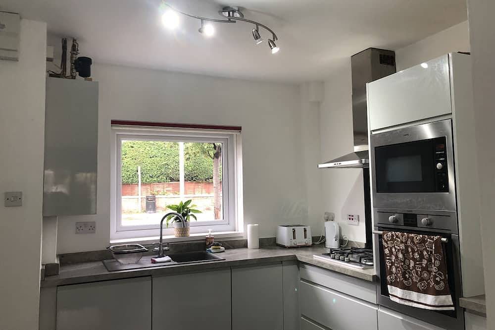 Comfy modern townhouse/w free parking & garden, newly refurbished, self catering in Cheltenham, Gloucestershire