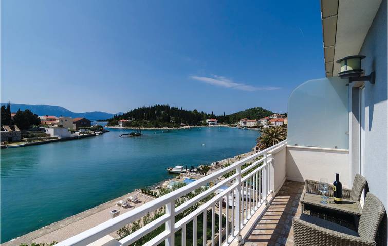 Appartement de vacances entier, Appartement moderne avec piscine et terrasse, à seulement 300 m de la plage ! in Blace, Dubrovnik-Neretva