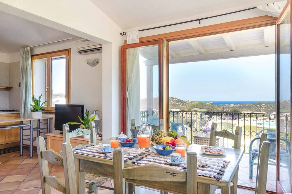 Ganze Wohnung, Panorama Seaview Apartment, 5 Minuten vom Strand entfernt, Pool, gratis Wifi, Klimaanlage in Lu Fraili di Sopra, San Teodoro
