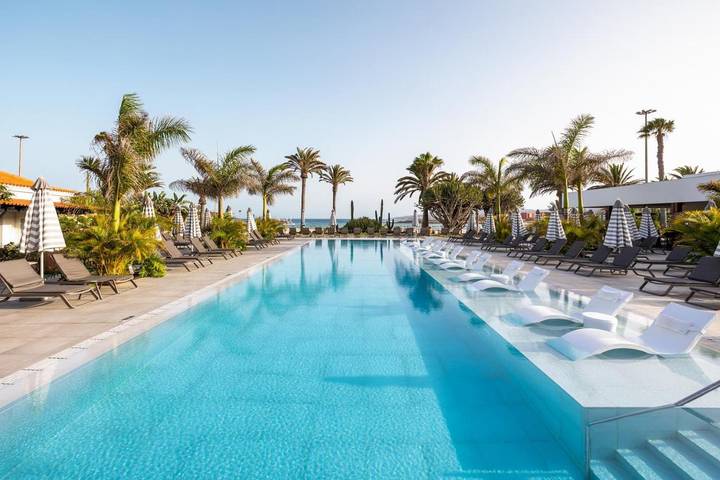 Hôtel pour 3 personnes, avec Balcon et Terrasse ainsi que Jardin et Piscine