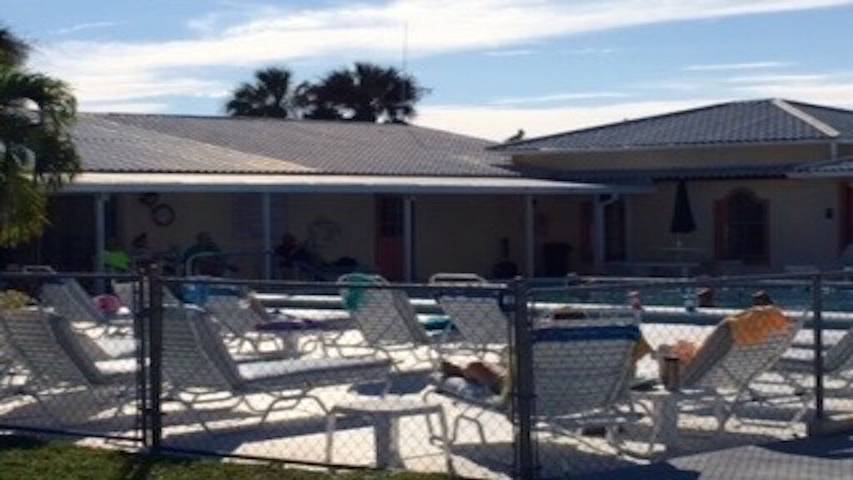 Vacation rental for 4 people, with pool and hot tub as well as yard, with pets in Saint James City