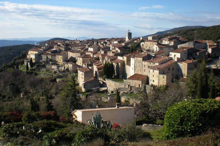 Location de vacances pour 6 personnes, avec balcon à Mons (Var)