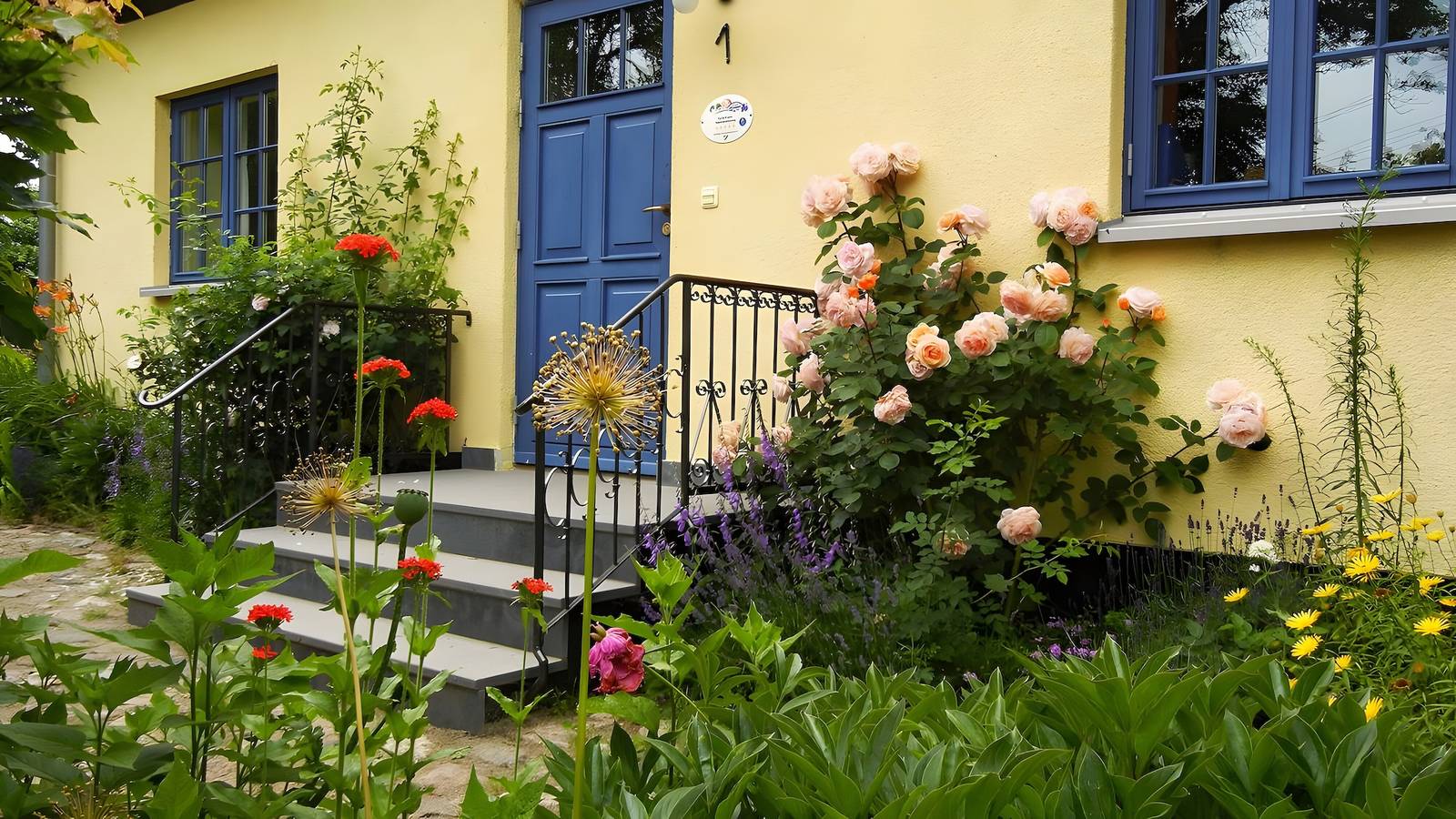 Holiday Home for 8 Guests (140 m²) in Klein Siemen Amid Beautiful Mecklenburg Countryside in Kröpelin, Rostock and Surroundings