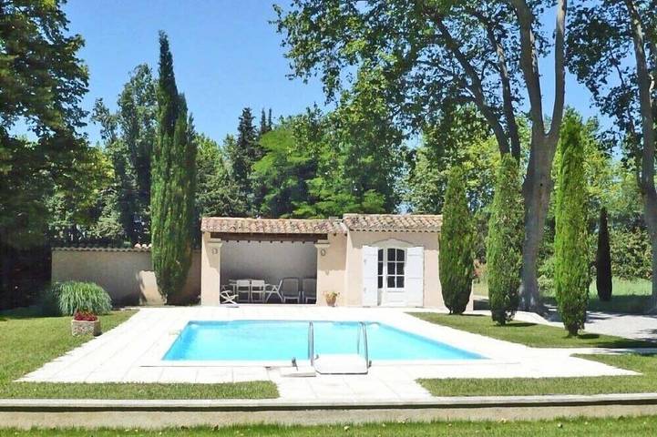 Location de vacances pour 10 personnes, avec jacuzzi et jardin à Sénas - 4