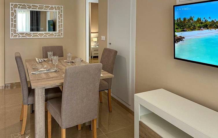 Apartamento vacacional entero, Apartamento en primera línea de playa con piscina, aparcamiento y WiFi in Cabanes, Costa del Azahar
