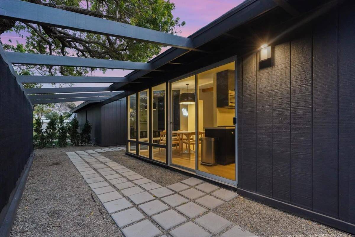 Malibu Beach House by Stay Awhile Villas in Malibú, Los Angeles County