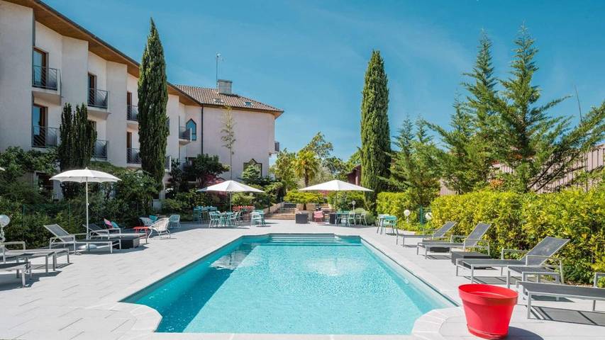Hôtel pour 2 personnes, avec terrasse ainsi que jardin et piscine à Jons