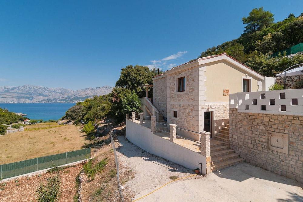 2 bedroom awesome home in Praznica in Pucisca, Brac