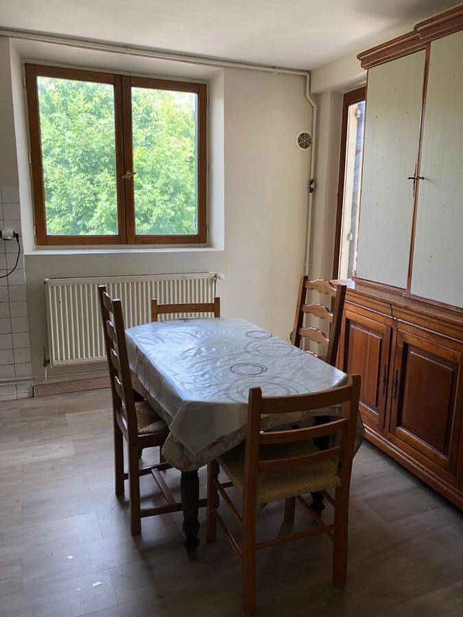 Appartement entier, 100metres du château au 116 Rue de la République vizille in Vizille, Isère